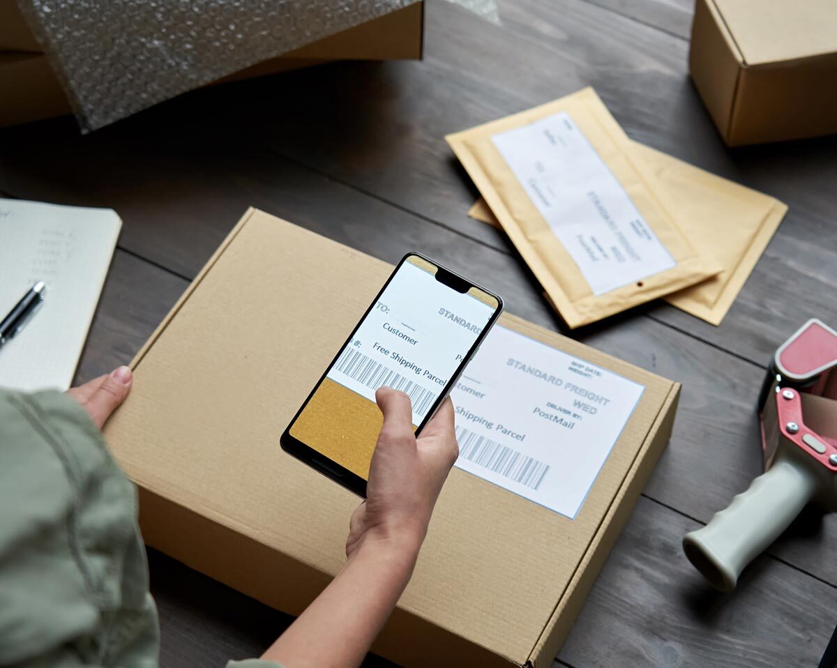 Telefon z etykietą wysyłkową na paczce z zamówieniem