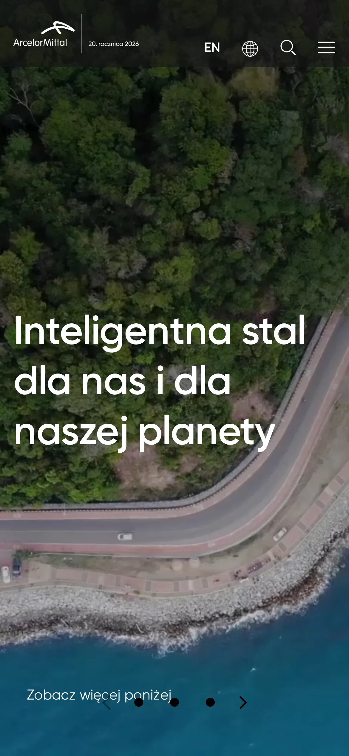 Strona główna ArcelorMittal Poland na telefonie: logo z dopiskiem „20. rocznica 2026”, przełącznik EN, lupa, przycisk menu i hasło na tle filmu z lotu ptaka