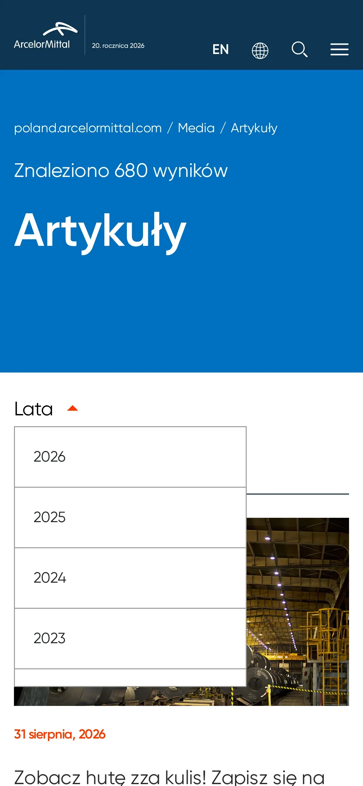 Lista artykułów na telefonie: niebieski nagłówek z liczbą wyników i rozwinięta lista lat od 2026 w dół nad pierwszym artykułem