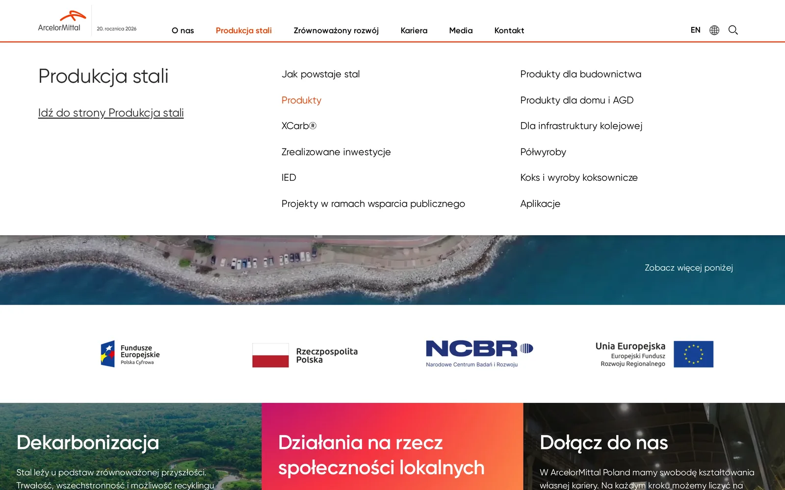 Rozwinięte mega menu „Produkcja stali”: lista podstron w środkowej kolumnie i grupy produktów – od budownictwa po koks i wyroby koksownicze – w prawej