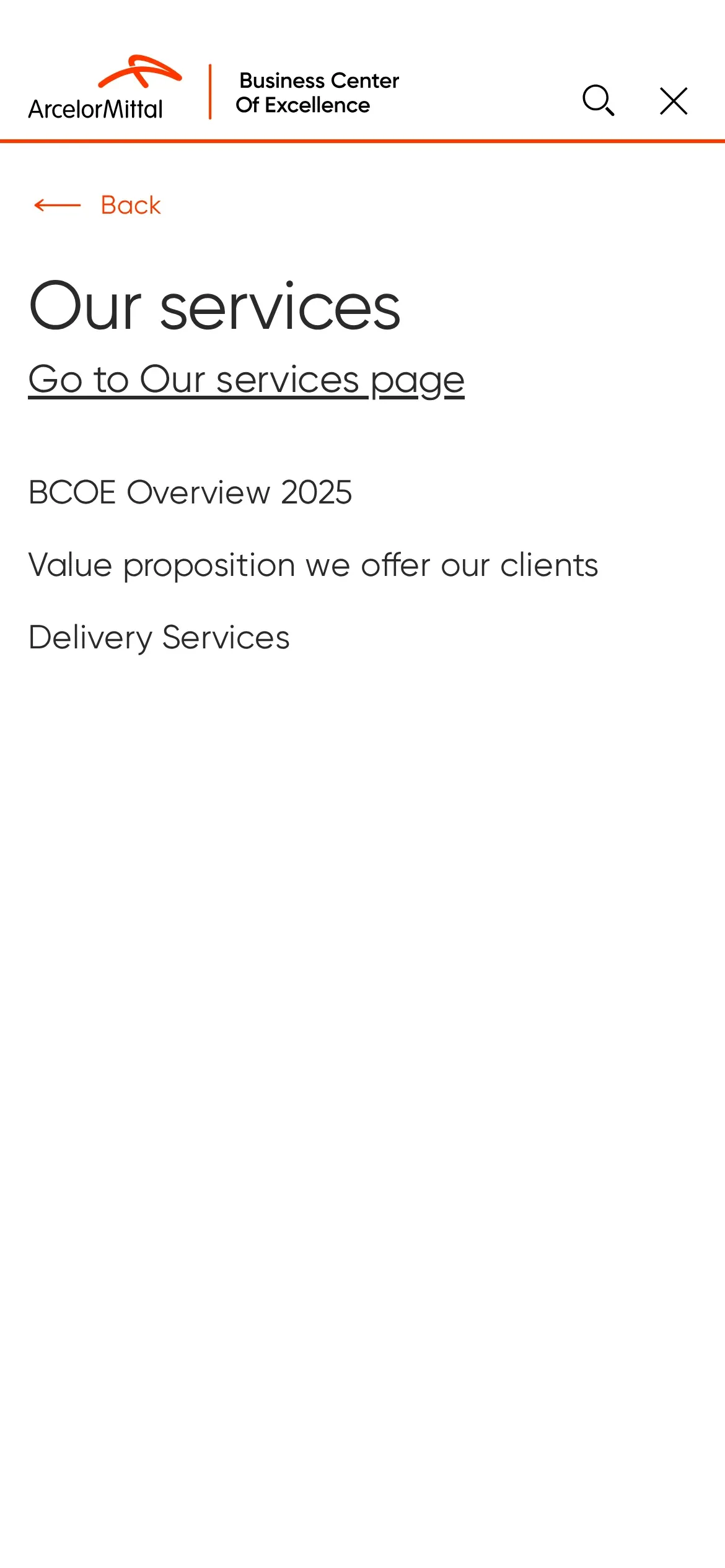 Menu ArcelorMittal BCOE na telefonie: otwarty dział „Our services” z przyciskiem „Back”, odnośnikiem do strony działu i trzema podstronami