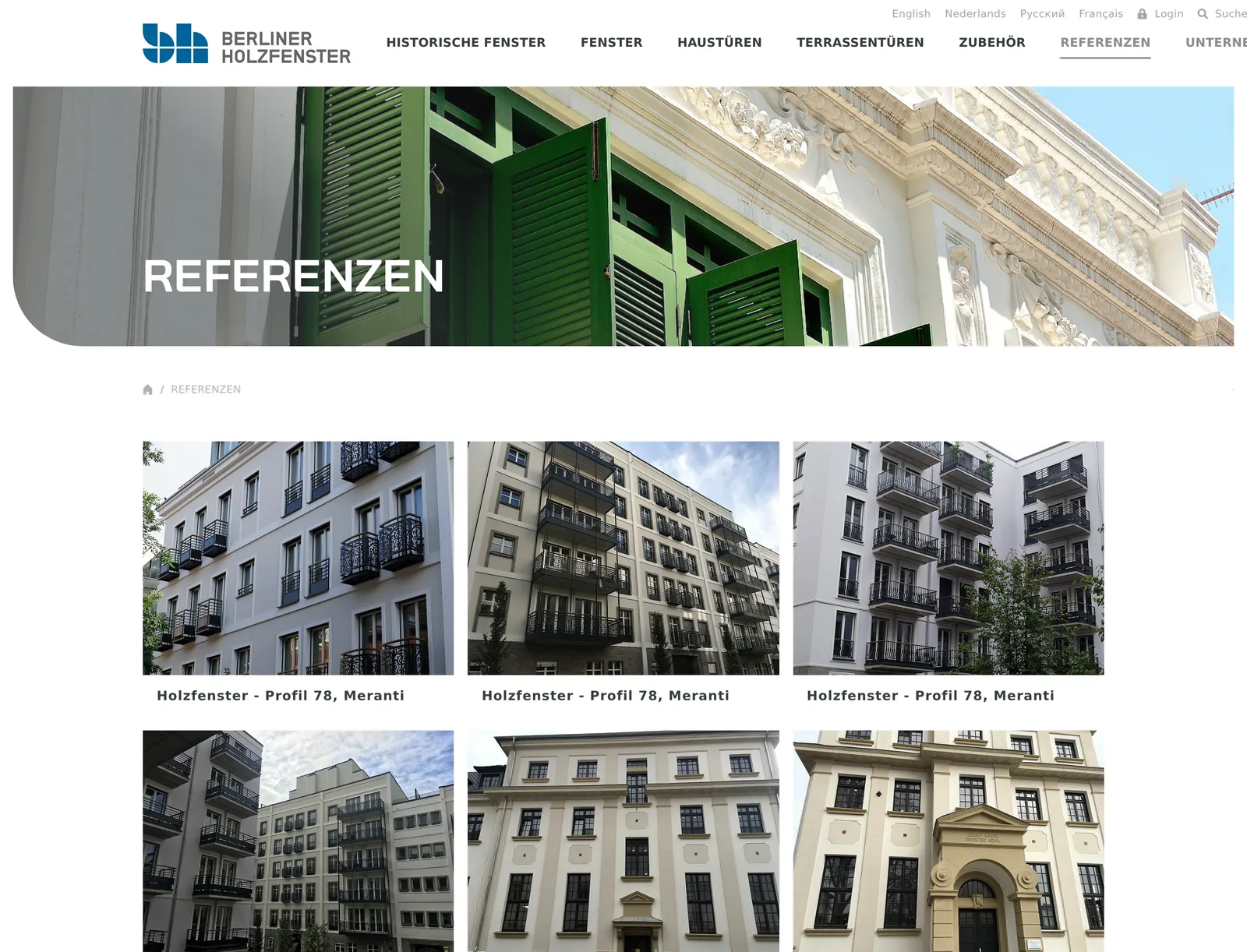 Strona „Referenzen”: nagłówek ze zdjęciem zielonych okiennic i galeria fasad kamienic z oknami podpisanymi „Holzfenster – Profil 78, Meranti”