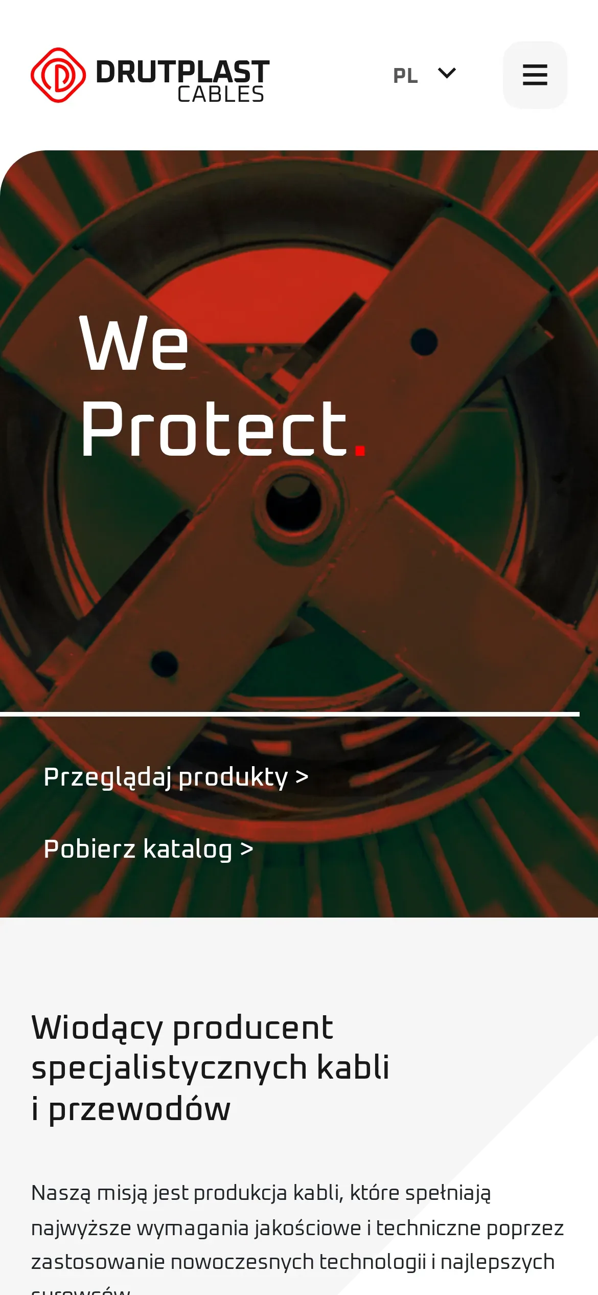 Strona główna Drut-Plast Cables na telefonie: hasło „We Protect.” na zdjęciu bębna kablowego, odnośniki „Przeglądaj produkty” i „Pobierz katalog” oraz początek sekcji „Wiodący producent specjalistycznych kabli i przewodów”