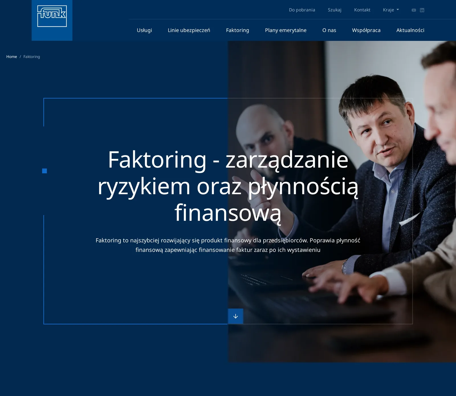 Podstrona „Faktoring – zarządzanie ryzykiem oraz płynnością finansową” na komputerze: nagłówek i krótki opis usługi w niebieskiej ramce na tle zdjęcia trzech mężczyzn przy stole
