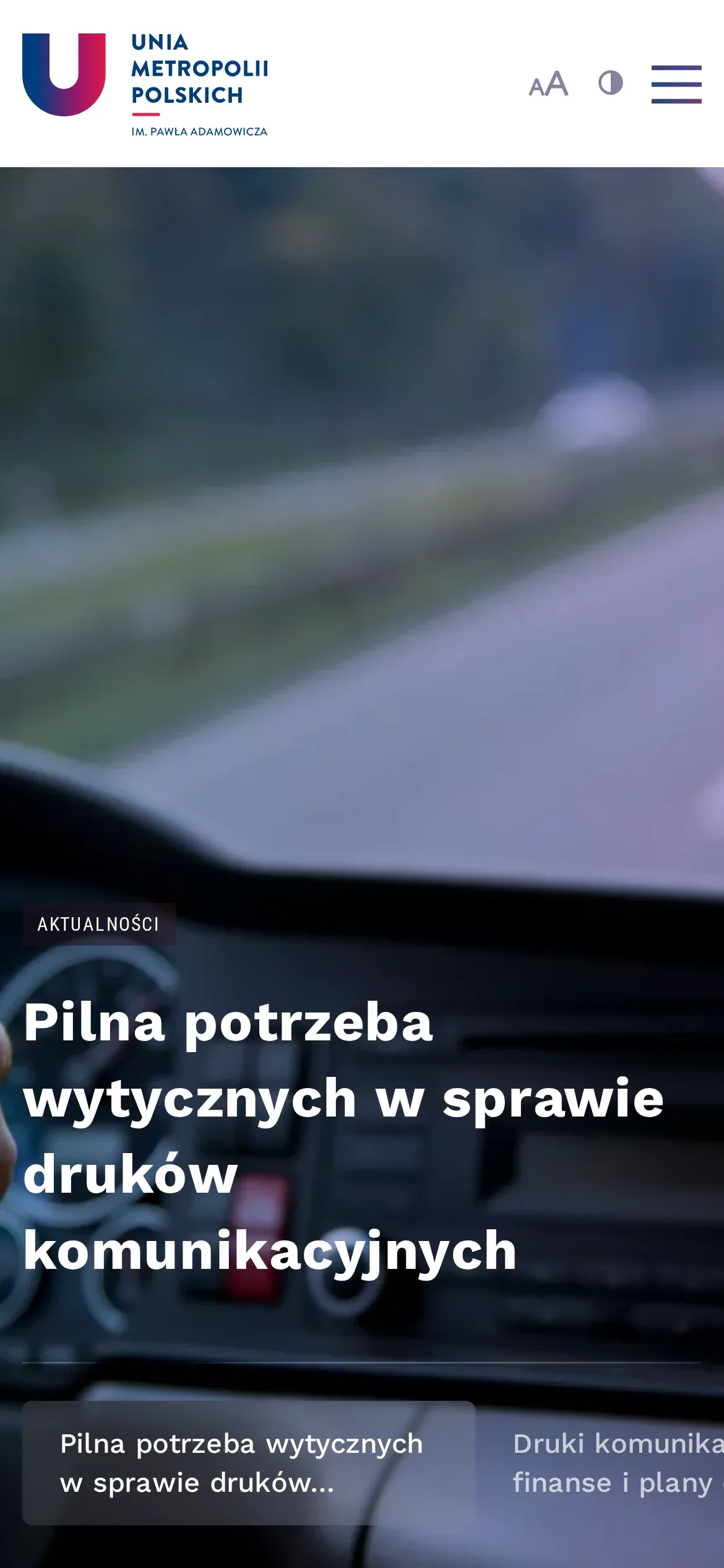 Strona główna Unii Metropolii Polskich na telefonie: logo, przyciski powiększenia tekstu i kontrastu, przycisk menu i slider z tytułem najnowszego wpisu