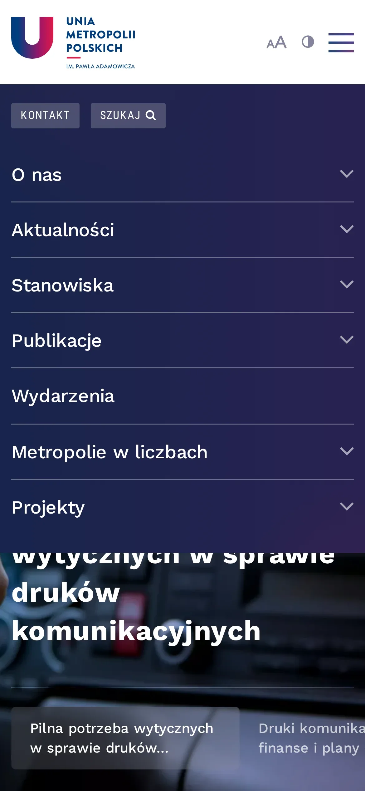 Otwarte menu na telefonie: przyciski Kontakt i Szukaj oraz rozwijane działy O nas, Aktualności, Stanowiska, Publikacje, Wydarzenia, Metropolie w liczbach i Projekty