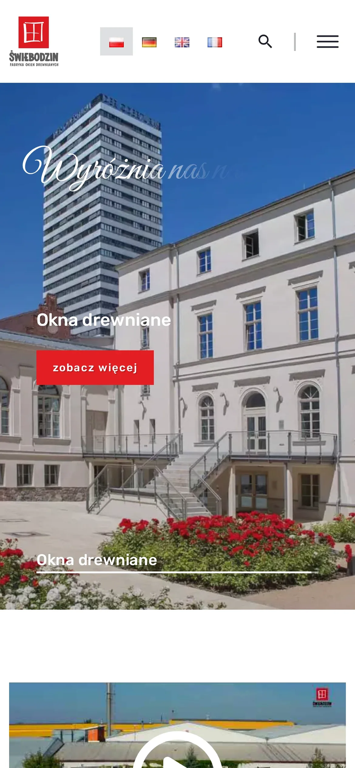 Strona główna Okna Świebodzin na telefonie: logo, flagi języków, wyszukiwarka i przycisk menu nad sliderem „Okna drewniane”