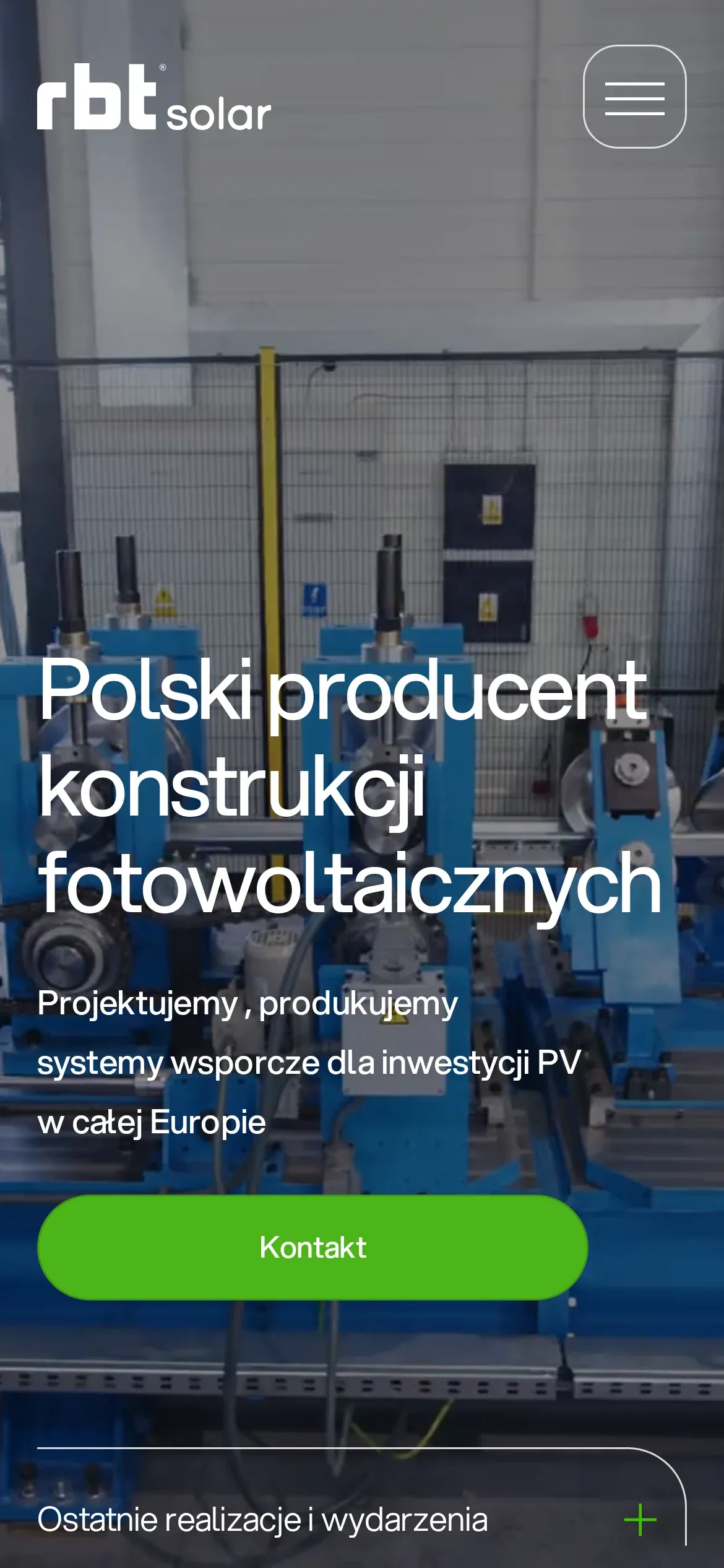Strona główna RBT Solar na telefonie: hasło „Polski producent konstrukcji fotowoltaicznych” na tle linii profilującej w zakładzie, opis „Projektujemy, produkujemy systemy wsporcze dla inwestycji PV w całej Europie” i przycisk „Kontakt”