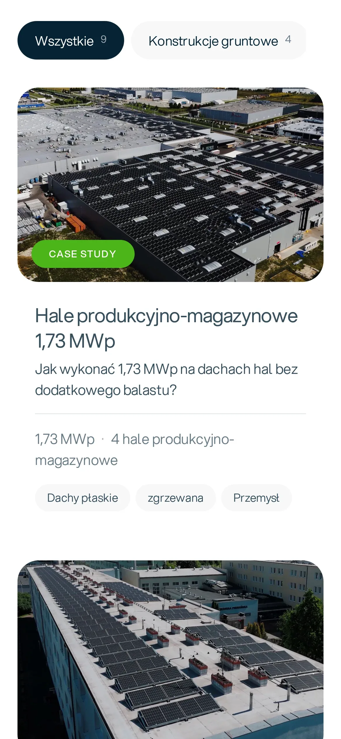 Lista realizacji na telefonie: filtry „Wszystkie” i „Konstrukcje gruntowe” z liczbą projektów, karta „Hale produkcyjno-magazynowe 1,73 MWp” z oznaczeniem „Case study”, pytaniem inwestora i cechami konstrukcji