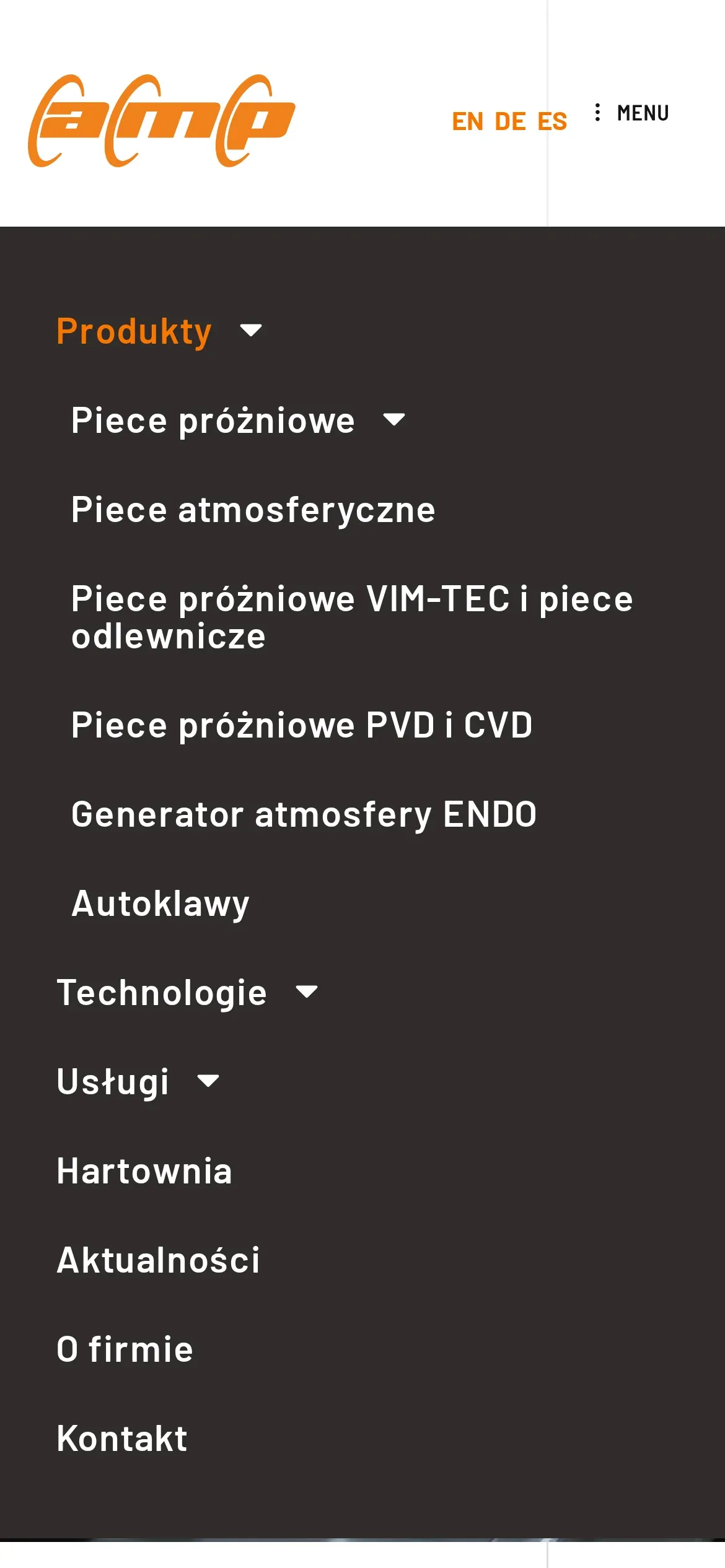 Otwarte menu AMP na telefonie: rozwinięta lista „Produkty” z piecami próżniowymi, atmosferycznymi, VIM-TEC, PVD i CVD, generatorem ENDO i autoklawami, poniżej technologie, usługi, hartownia i kontakt