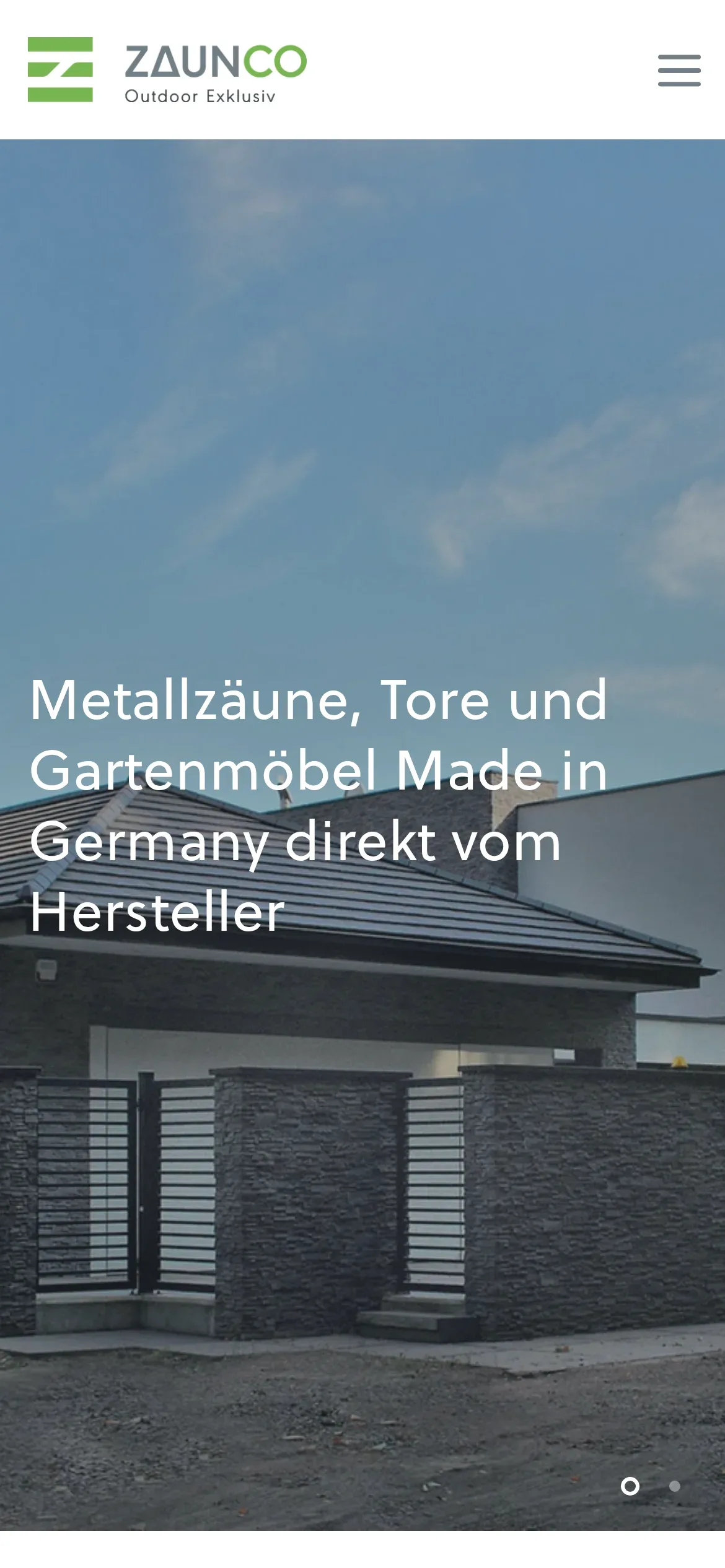 Strona główna ZAUNCO na telefonie: logo, przycisk menu i zdjęcie domu z ogrodzeniem z hasłem „Metallzäune, Tore und Gartenmöbel Made in Germany direkt vom Hersteller”